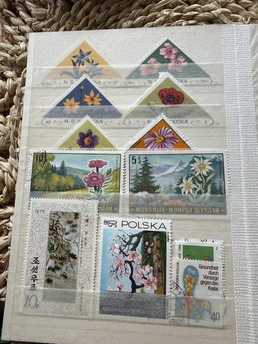 Briefmarkenalbum mit mehreren